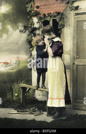 Ereignisse, erster Weltkrieg, Mutter mit ihrem kleinen Sohn nach Erhalt der Todesanzeige ihres Mannes, Postkarte, Deutschland, um 1916, Zusatzrechte-Clearences-nicht vorhanden Stockfoto