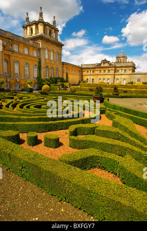 Blenheim Palace Italienischer Garten mit geometrischen Heckenentwürfen - England Stockfoto