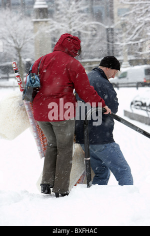 paar, Weihnachts-shopping zu Fuß hinunter Schritte an einem kalten verschneiten Winter Tag Belfast Nordirland Stockfoto