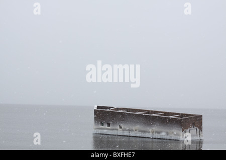 Die Überreste eines alten Sand und Kies beladen dock am Lake Superior in Duluth, Minnesota. Stockfoto