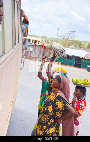 Frauen verkaufen Fahrgästen in einem Bus in Mombasa, Kenia Stockfoto