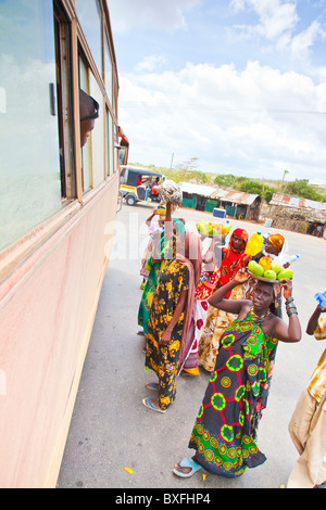 Frauen verkaufen Fahrgästen in einem Bus in Mombasa, Kenia Stockfoto