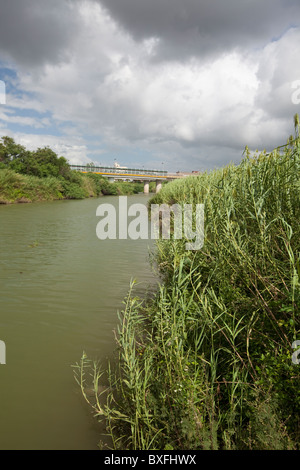 Den unbebauten Ufern des Flusses Rio Grande fließt durch die Innenstadt von Brownsville, Texas, Blick nach Westen, Matamoros, Mexiko Stockfoto