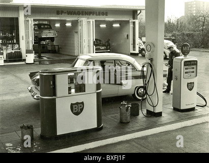 Auto, Tankstelle, Tankstellenwart füllt Auto, Berlin, Deutschland, um 1960, Zusatzrechte-Clearences-nicht vorhanden Stockfoto