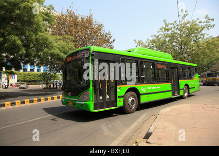 Neue umweltfreundliche öffentliche Busse in New Delhi-Indien. Die Niederflur-Busse auf komprimiertes Erdgas (CNG). Stockfoto