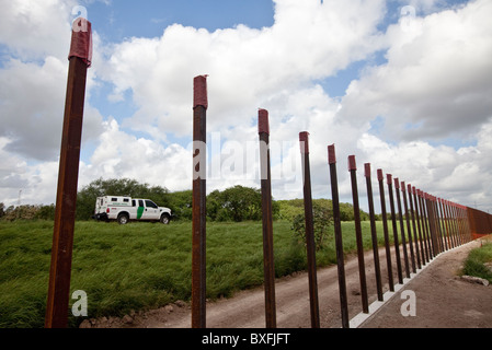 Ein Teil der 20-Fuß-hohe Grenzmauer zwischen den Vereinigten Staaten und Mexiko in Brownsville, Texas im Bau. Stockfoto