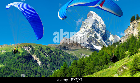 Gleitschirmflieger über dem Matterhorn Mountain Peak - Schweizer Alpen - Schweiz Stockfoto