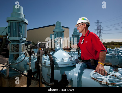 Ingenieur, spezialisiert auf Wasseraufbereitung arbeitet auf einem Privatbesitz kommunale Kläranlage in der Nähe von San Antonio, Texas Stockfoto