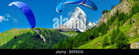 Gleitschirmflieger über dem Matterhorn Mountain Peak - Schweizer Alpen - Schweiz Stockfoto