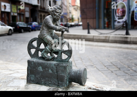 Wroclaws Zwerg. Eines der Dutzende kleine, lustige Skulpturen versteckt in der ganzen Stadt. Stockfoto