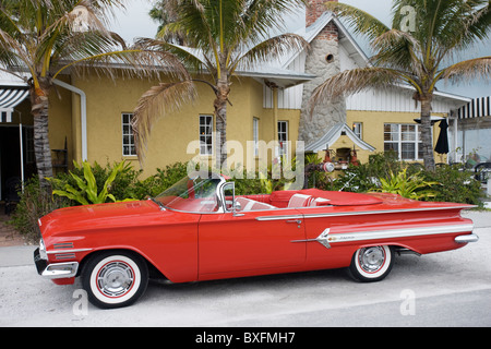 Roten Chevrolet Impala convertible Automobil, Anna Maria Island, Florida Sonnenstaat, Vereinigte Staaten von Amerika Stockfoto