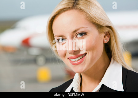 Portrait der schönen Frau mit charmanten Lächeln in einem Flughafen Stockfoto