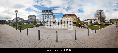 Die Vichy-Station Platz mit Blick auf die Straße von Paris (Frankreich). Parvis De La Gare de Vichy Avec Vue Sur la rue de Paris Stockfoto