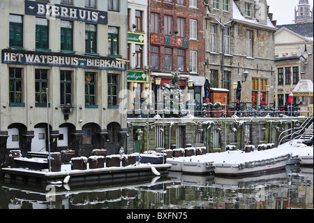 Ausflugsboote und die Kneipe Het Waterhuis Aan de Bierkant im Winter im Schnee, Gent, Belgien Stockfoto