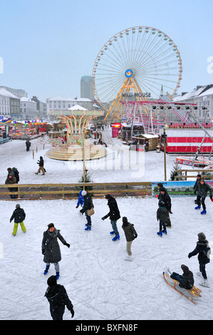 Eisbahn und Kirmes im Winter im Schnee, Gent, Belgien Stockfoto