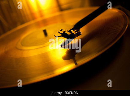 Eine Aufzeichnung auf einem Vinyl-Plattenspieler-Deck spielen Stockfoto