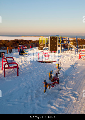 Eine moderne ausgestattete gut Kinderspielplatz im Winterschnee bedeckt Stockfoto
