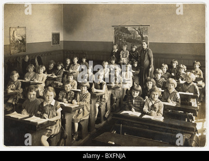 Bildung, Gruppenbild Der Klasse Eines Mädchens, Ende Des 19 ...