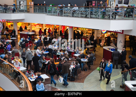 Fastfood-Restaurants und Sitzbereich in einem modernen Einkaufszentrum Stockfoto