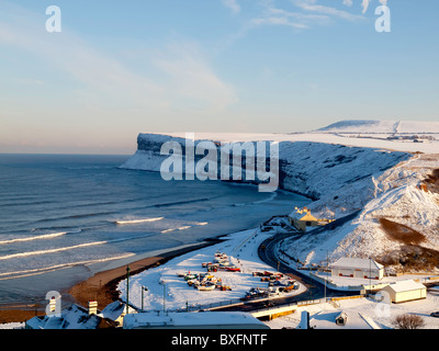 Huntcliff und Fischerboote im Schnee in extrem kalten Winters wetter Saltburn am Meer North Yorkshire abgedeckt Stockfoto