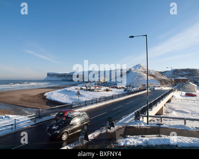 Huntcliff und Fischerboote im Schnee in extrem kalten Winters wetter Saltburn am Meer North Yorkshire abgedeckt Stockfoto