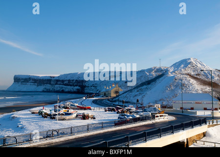 Saltburn am Meer Strand Huntcliff und Fischerboote in den schweren Schnee bedeckt Stockfoto