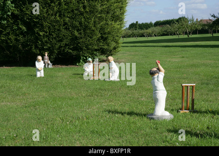 Modell-Cricket-Match, Landschaft: bowling Bowler, Teig gegenüberstellend, Zuschauer beobachten Stockfoto