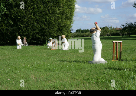 Modell-Cricket-Match, Landschaft: bowling Bowler, Teig gegenüberstellend, Zuschauer beobachten Stockfoto