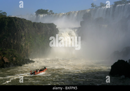 Teil [Iguassu Falls] [Iguazu Wasserfälle] zeigt touristischen Boot und [Rio Iguazu minderwertig] von argentinischen Seite Stockfoto