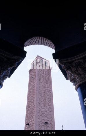 Minarett der Moschee el-Ferdous auf der Avenue Habib Bourguiba bei Sonnenaufgang in der Wüste Stadt Tozeur-Tunesien. Stockfoto