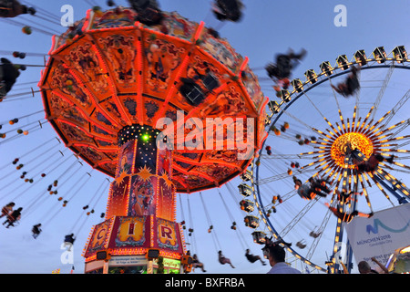 Festlichkeiten, Jahrmarkt, Volksfest, Oktoberfest München, Flugzeug, Deutschland, 3.10.2010, zusätzliche-Rechte-Clearenzen-nicht verfügbar Stockfoto