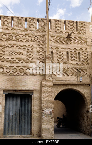 Komplizierte Mauerwerk im 14. Jahrhundert Ouled El-Hadef (Altstadt) von der Sahara Wüste-Oase Stadt von Tozeur - Tunisa. Stockfoto