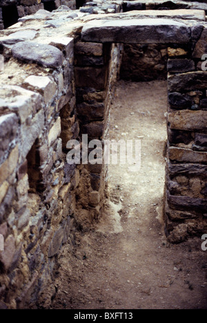 Trapezförmige Inka Türöffnung in der zerstörten Festung Ollantaytambo-Sacred Valley, Peru. Stockfoto