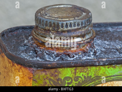 Nahaufnahme von korrodierten Deckel fest schließen auf eine Metalldose. Stockfoto