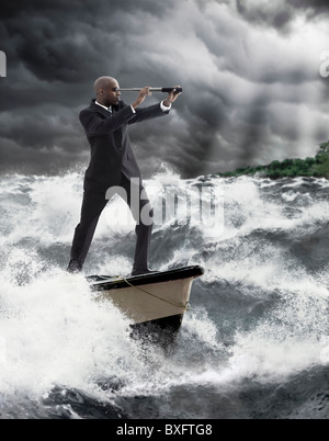 Afrikanische amerikanische Geschäftsmann mit Teleskop auf Boot Stockfoto
