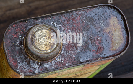 Nahaufnahme von Metallkeuchen mit Korrosion auf der Oberseite mit aufgeklebtem Deckel. Stockfoto