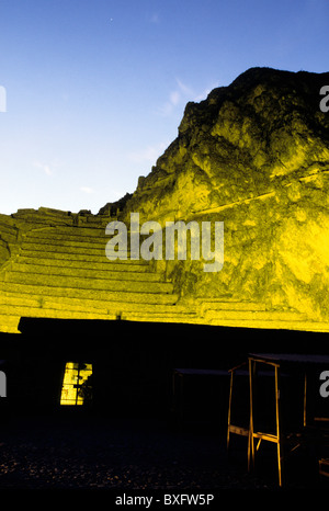 Terrassen von Pumatallis bei zeremoniellen Inka-Ruinen in der Nähe im Dorf Ollantaytambo-Sacred Valley, Peru. Stockfoto