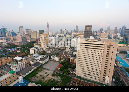 Luftaufnahme in der Dämmerung der Innenstadt von Bangkok, fotografiert vom Dach des Siam@Siam Design Hotel. Stockfoto