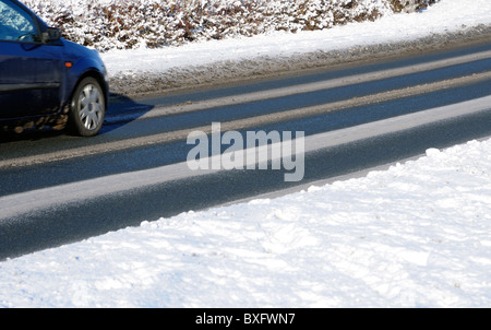 fahren auf Schnee bedeckten Straße Stockfoto