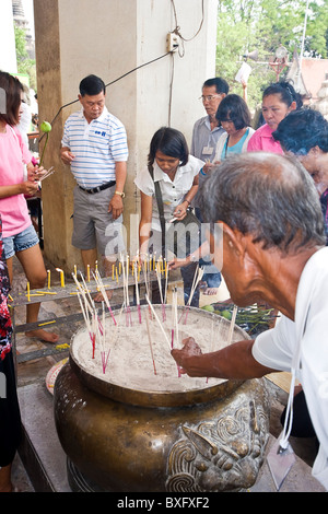 Buddhistische Gläubige Licht Weihrauch als Opfer für Buddha im Wat Phra Sri Sanpetch buddhistische Tempel, Ayutthaya, Thailand Stockfoto