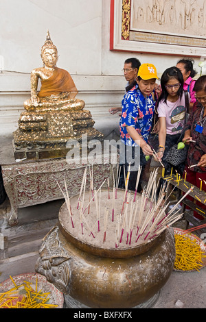 Buddhistische Gläubige Licht Weihrauch als Opfer für Buddha im Wat Phra Sri Sanpetch buddhistische Tempel, Ayutthaya, Thailand Stockfoto