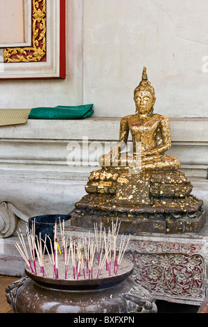 Buddhistische Gläubige Licht Weihrauch als Opfer für Buddha im Wat Phra Sri Sanpetch buddhistische Tempel, Teil von Ayutthaya komplexe Stockfoto