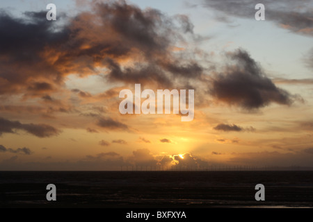 Sonnenuntergang in Maryport Cumbria mit Blick auf Windfarm vor Galloway Coast Dumfries auf Solway Firth Scotland Stockfoto