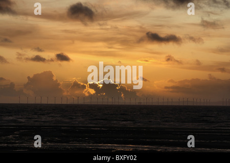 Sonnenuntergang in Maryport Cumbria mit Blick auf Windfarm vor Galloway Coast Dumfries auf Solway Firth Scotland Stockfoto