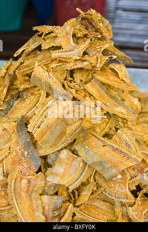 Gebratener Fischknochen zum Verkauf an Garküche, Bangkok, Thailand. Sie sind knusprig und sehr lecker. Stockfoto