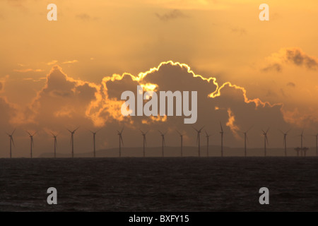 Sonnenuntergang in Maryport Cumbria mit Blick auf Windfarm vor Galloway Coast Dumfries auf Solway Firth Scotland Stockfoto