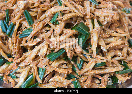 Gebratener Fisch und Gemüse zum Verkauf an Garküche, Bangkok, Thailand. Stockfoto