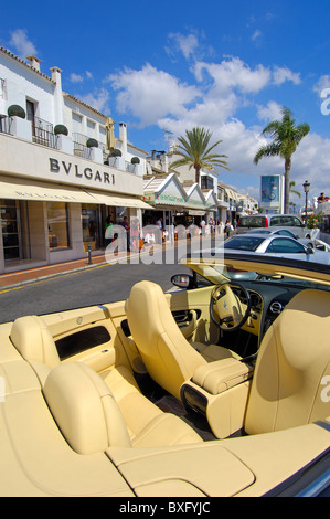 Luxus-Auto und Geschäfte am exklusiven Yachthafen von Puerto Banús, Marbella, Costa del Sol Malaga Provinz, Andalusien, Spanien Stockfoto