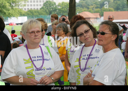 Frauen tragen spezielle T-Shirts. Alzheimer Speicher zu Fuß. Zu Fuß zum Ende Alzheimer. Old River Park, Dayton, Ohio, USA. Stockfoto