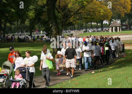 Alzheimer Speicher zu Fuß. Zu Fuß zum Ende Alzheimer. Old River Park, Dayton, Ohio, USA. Stockfoto